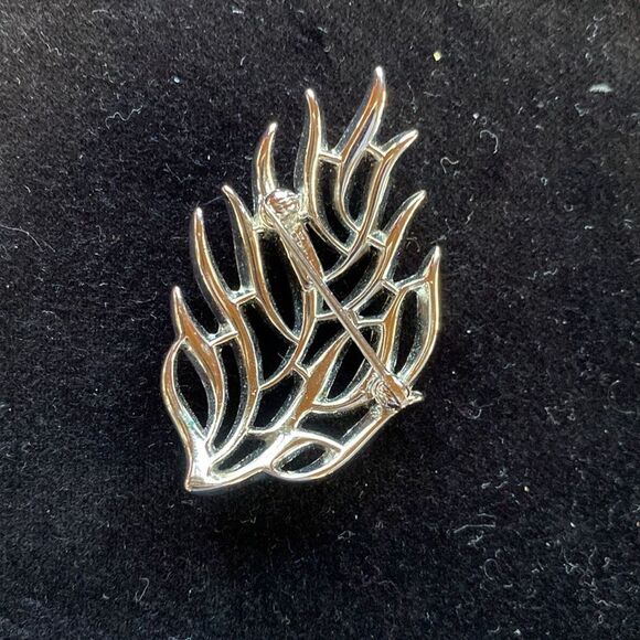 Lot of 4 Trifari Earrings & Brooches - Picture 13 of 13